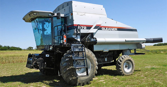 2001 Gleaner R72 combine for sale at Ritchie Bros. Auctioneers