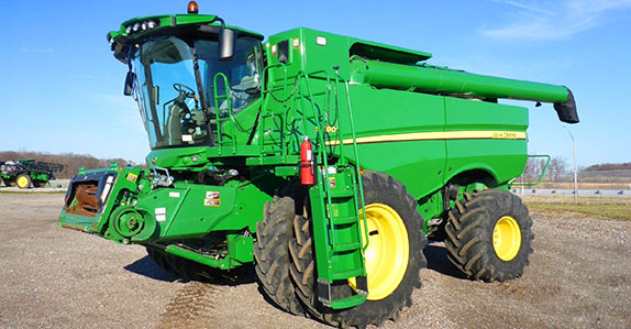 2013 John Deere S680 4x4 combine sold in Columbus, OH