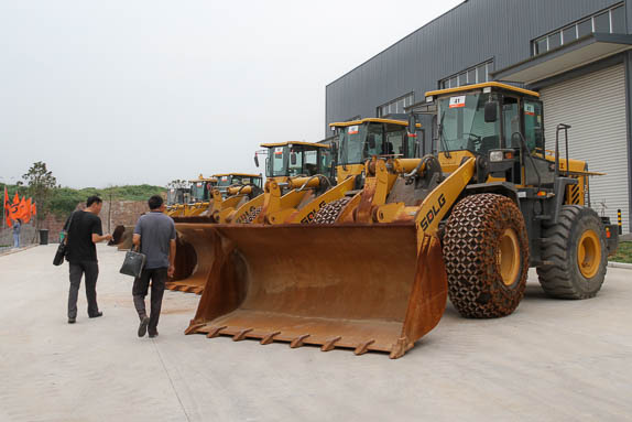 Wheel loaders at Ritchie Bros. China.