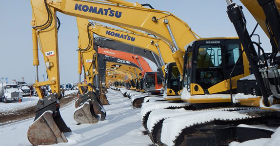 Excavators in the snow at Ritchie Bros.’ March 2016 Denver auction